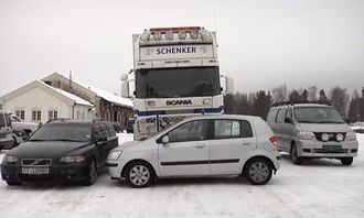 En fører i lastebilen vil ikke ha mulighet til å se noen av personbilene rundt ham - de er alle i blindsonen.