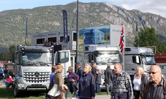 Det var mange som fikk med seg de oppstilte Mercedes-Benz-lastebilene ved inngangen.
