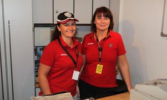 Markedskoordinator i Scania Norge, Irene Schanke, og Siri Gallefoss i Profilforum arbebidet i Scania-shopen da AT.no var innom på Oslo Motor Show.