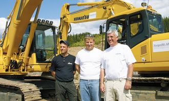 Dag Bråthen (t.h.), Hesselberg Maskin, Stig Plukkerud, Hafjell Maskin AS og Torger Helleberg, Helleberg & Sønn, Gausdal, som også fikk levert en Komatsu PC240-7 LC ved påsketider.