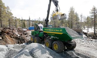Med en selvkonstruert clamshellskuffe på 400 liter, festet i tømmerkloa, går lastingen kjapt unna.
