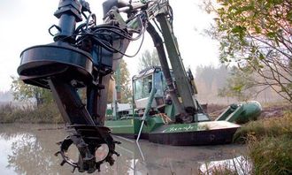 Nærbilde av effektivt kutteutstyr. Watermaster kan også bevege seg på land og det er utviklet et bredt spekter av utstyr til maskinen.
