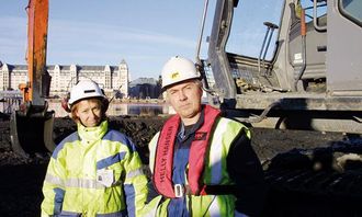 Det kan ligge maritime kulturskatter på bunnen i Bjørvika, og Norsk Sjøfartsmuseum følger gravingen. Tone Wikstrøm er en av arkeologene som er engasjert i dette arbeidet; her sammen med maskinfører Jonny Aabø.