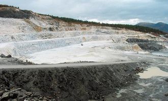 Dagbruddet ligger godt skjermet fra omgivelsene og med pallehøyder innover i hvite marmorforekomster.