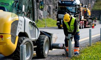 Kramer Allrad'en med en skuff med skru i bunnen for å fylle inn til stolpene er også laget på Trygg Vei sitt verksted.