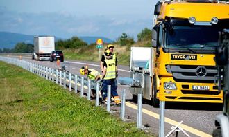 Hvert lag setter opp mellom 800 og 1000 meter autovern om dagen.