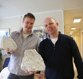 Daglig leder Torbjørn Sellæg (t.v) og Ole Meijer i Norsk Mineral trenger nye forekomster av kalkstein.