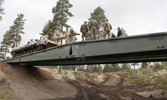 Brua er på plass. Tid for samling på brua.