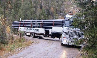 Det krever en dyktig sjåfør når lange plastrør skal transporteres på bratte og svingete skogsbilveier.