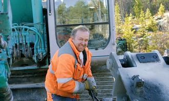 Pål Kleven fra Valdres Anlegg AS og hans Kobelco SK210 har pigget og boret ved demningen og på en ny, kort veistubb.