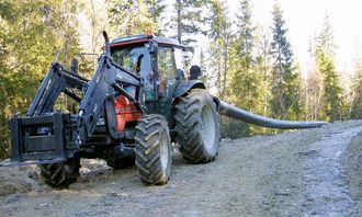 I det øverste partiet har sleping og utlegging av rørledningen blitt foretatt med en Valmet-traktor.
