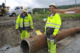 Anleggsleder Knut Skorta og maskinfører Håvard Grøstad på en rørpressingsjobb.