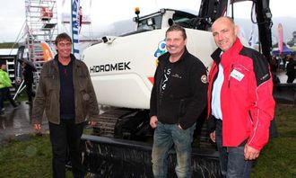 Maskinfører Mareno Johansen (t.v.) og eier Rolf Atle Steffensen i Bolle Maskinservice AS har nettopp kjøpt en Hidromek 140W beltegraver da dette bildet ble tatt av AT.no. Stemningen er på topp. Til høyre står selger Rolf-Eirik Ivarsson fra importør Avitec AS.