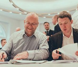 Adm. direktør Ole Kessel i Transvision AS (t.v.) og konsernsjef Jimmy Martin i AMCS Group.