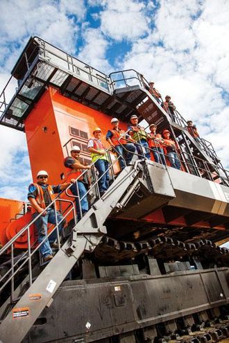 Arbeidere fra monteringsteamet som monterte den andre EX8000-en i Mosambik.