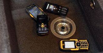 Mens telefonene lå i vasken sendte vi meldinger og ringte til dem. Og de lyste opp.