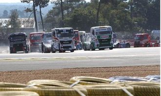 Tett kjøring og stor spenning på Le Mans. Jochen Hahn i MAN med nr. 1 i frontruten i fremste rekke.
