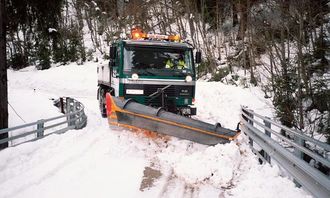 Det krever en rutinert sjåfør for å brøyte mange av våre fylkesveier, slik som denne veien til Åsbøgrenda i Numedal.