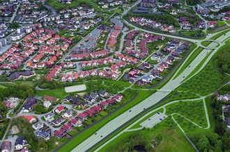 Fotomontasje som viser ny E39 nordover fra Eiganestunnelen til overgangen mot dagens veg. Til venstre i bildet ses omlagt Ytre Ringvei Vest fra Byhaugtunnelen til krysset med Randabergveien.