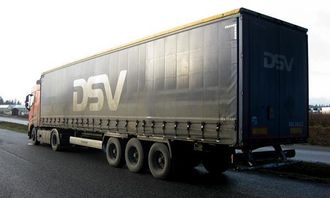 Dansk DSV-tralle lastet med møbler fra Stranda som skulle til Tyskland.