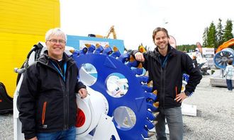 Far og sønn Skjetne ved et kuttehjul fra tyske Erkat, ERW 600, som har en kuttedybde opp til 1 meter og et dreiemoment på 21.000 Nm ved 350 bar.