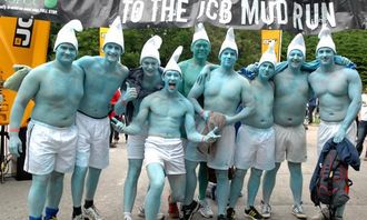 Brannmenn i smurfemundur før de kastet seg ut i det.