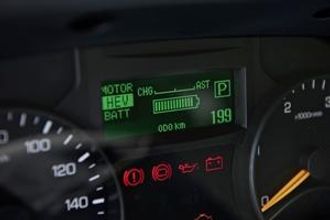 Et eget display viser batteritilstanden og hvordan el- og dieselmotoren jobber sammen.
