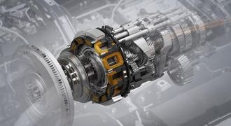 El-motoren sitter mellom clutch og girkasse og bygger bare 110 mm i lengden.