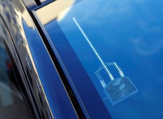 Slik ser en riktig montert antenne for DAB-signaler ut på bilen.