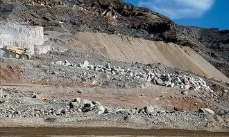 350.000 m3 sand i depot gjør en 70-tonns truck liten.