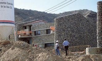 Stein i fasaden er Lyngs kjennemerke på Gran Canaria, og bebyggelsen i Taurodalen følger mønsteret.