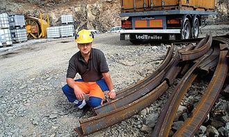 Fagermo viser stålbuene som skal sveises sammen og monteres for hver halvannen meter i alle tunnelene. For nordmenn er dette en uvanlig sikringsmetode, men påbudt i spansk territorium.