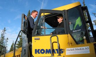 Salgssjef Tom Engebretsen hos Hesselberg Maskin får førstehåndinformasjon fra maskinfører Olav Brubakken (25).