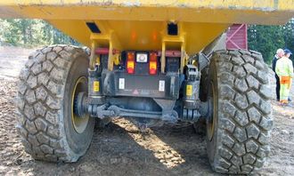 Fjæringsteknologien er den samme som på tipptruckene med nitrogen/olje fjærbein festet til en bærebru.