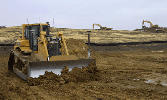 Dozer og veihøvel (bildet under) med GPS; firmaet har i alt 70 maskiner utstyrt med GPS-system.