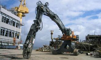 To slike Liebherr R 974B High Rise på 140 tonn skal i to år klippe i filler de gamle oljeplattformene på Friggfeltet.
