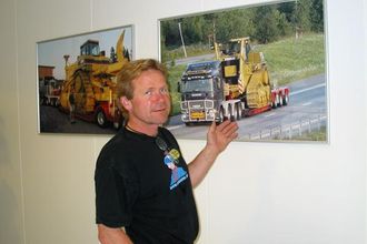 Svoger Knut Martin Fladby styrer transportvirksomheten.
