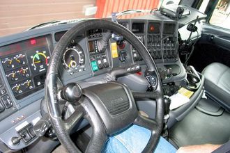 Hytta på trekkvogna av Scania-fabrikat minner mest om en flycockpit. Han spesifiserer selv hengerne som bygges av Vang.