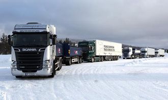 Det var mulig å prøvekjøre i alt 15 lastebiler fra Scania på Scania Winter 2014. Her står noen av dem klare til å bli kjørt ut på hovedveien ned mot sentrum i Trysil.