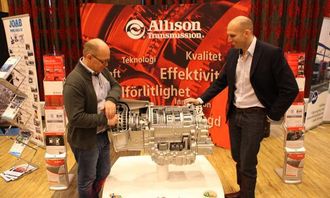 Kommunikasjonsdirektør John Lauvstad (t.v.) i Norsk Scania snakker girkasse med Allison Transmissions Erik Kaplar under Scania Winter 2014.