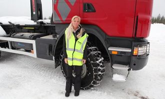 Produkt demo-spesialist Caroline Nordengrip fra Allison Transmissions var instruktør i en Scania G440 CB6x6HHZ med kjetting på alle hjul. Bilen var utstyrt med en Allison GA867R automatgirkasse og Allison-retarder.