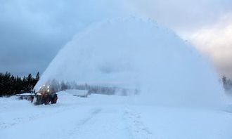 Her demonstreres en Hitachi ZW250-5 hjullaster med Øveraasen Twin Spin UPV 425 snøfreser.