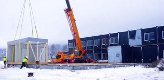 Riggmodulene er produsert i Latvia. De ble skipet til Drammen havn og fraktet derfra på trailere til Ringebu, der de ble heist å plass.