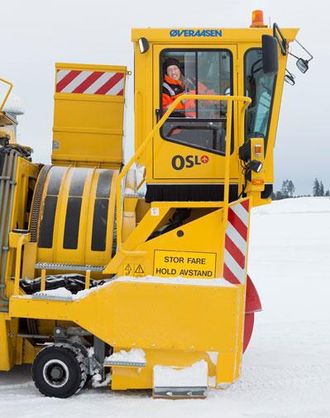 Gøy, men krevende var Richard Quests oppsummering etter å ha prøvd snørydding på Gardermoen.