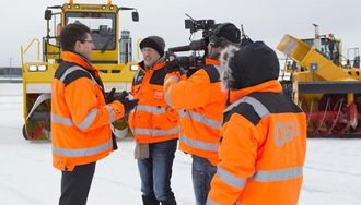CNNs Richard Quest (nummer to fra venstre) fikk prøve ulike typer utstyr man bruker på Gardermoen for å holde flyplassen i drift i vinterhalvåret.