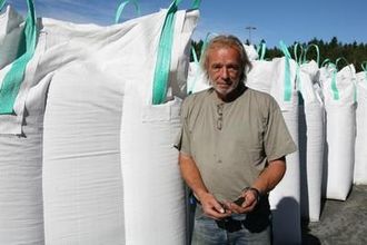 Lars Erik Nielsen skal fordele 70 tonn bildekkgranulat på over 7000 m2 kunstgress.