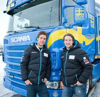 Selveste Marcus Hellner sammen med sjefsmører Urban Nilsson foran traileren.