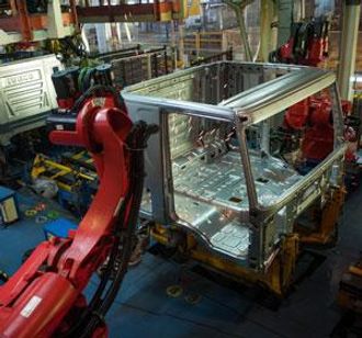 Automatsveising av førerhus på Ivecos fabrikk i Madrid.