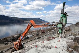 Nelly (Hitachi ZX850 H) med en Montabert CPA-XTEND på stikka borer 12 m ned i berget ved dagens E6.