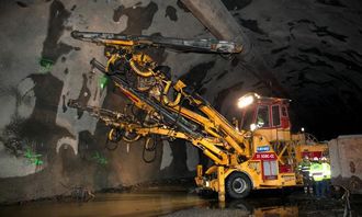 Boreriggen ,en AMV 21 SGBC-CC, borer til en salve som skal sprenge nødlomme.